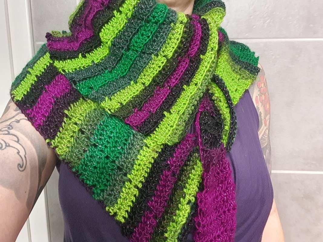 "Loréen" gezackter Drachenschwanz / Häkelschal / Halsschmeichler