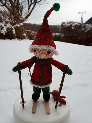 dann geht es endlich raus zum ersten Ski-Ausflug, schließlich hat es geschneit.
(Ski aus Eisstielen, vorne gebogen, Stöcke-Holzspieße mit braunem Floristenband umwickelt, und die Scheiben von Sicherheitsaugen)
Mini-Rucksack nach AL bei Youtoube