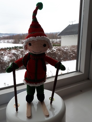 es hat riesen Spaß gemacht, danke für die tolle Anleitung. Ich liebe Schorschi, der sieht so genial aus.
Also erst mal Trockenübung mit den neuen Skiern und seinem Lieblingsteddy (Eigenkreation)