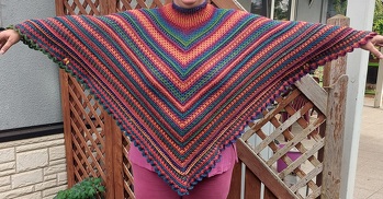Inspiriert durch diese Anleitung und mit ein paar eigenen Ideen (Luftmaschen, Stäbchen, Reliefstäbchen und Büschelmaschen), habe ich diesen wunderschönen Poncho aus ca. 600g Universe 