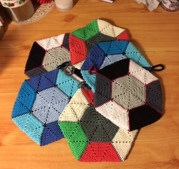 Topflappen gehen immer....................
dieses Modell habe ich gleich in mehren Farbkombinationen angefertigt.
So konnte ich gut ein paar Reste abarbeiten und hatte gleichzeitig ein kleines Mitbringsel.
Sie sind super bei meinen Freundinnen angekommen.
Tolle Idee und eine super Anleitung!