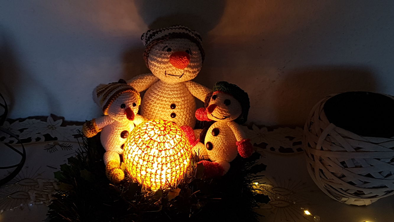 4 Schneemänner, beleuchtete Dekoration oder Adventskranz - gehäkelt von Dadade 