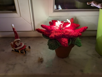 Das war nicht so einfach.
Die Perlen habe ich durch eine Lichterkette mit Sternen ersetzt.