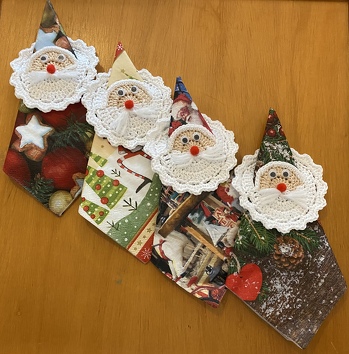 Noch rasch einen Satz Weihnachtsmänner für eine Freundin gehäkelt. Zusammen mit einer Packung Papierservietten sind sie ein schönes Mitbringsel. Und sie müssen gar nicht schlicht rot sein, seht selbst.