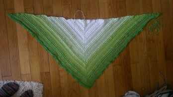 Mein erstes Tuch - der Anfang war etwas hakelig, danach hat alles super geklappt.
Auf dem Bild ist es gerade frisch fertig geworden, und noch nicht gespannt. Mal sehen wann ich dazu komme - dann folgt auch noch eins im 