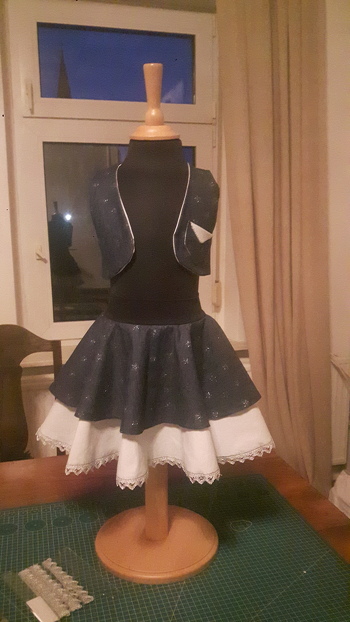 Die Kurzversion der Weste KLEA, als Accessoires zum Tellerrock war der Hingucker. Tolle Anleitung!