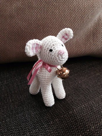 Das kleine Lamm guckt zwar ein wenig verstört... Aber es ist das glücklichste Schäfchen der Welt! :-)