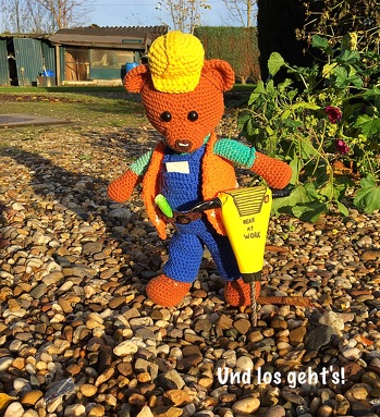 Bauarbeiter Herbärt probegehäkelt für Krea_Tina.
wieder einmal eine schöne und ausführliche Anleitung!
Danke es hat viel Spaß gemacht!!!