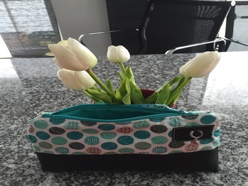 Bin zwar erst noch ein Nähanfänger, Dank der aber sehr guten Video-Begleitung extrem hilfreich und dadurch erfolgreich. Laut der Anleitung selbst, ist mir leider ein Fehler im Bereich des Innenfutters passiert, sonst war aber alles verständlich soweit. Das Ergebnis kann sich definitiv sehen lassen. Das Schnittmuster, sowie die Größe des Schnittmusters ist einfach nur 1A. Vielen Dank für die traumhafte Idee sowie das Schnittmuster.