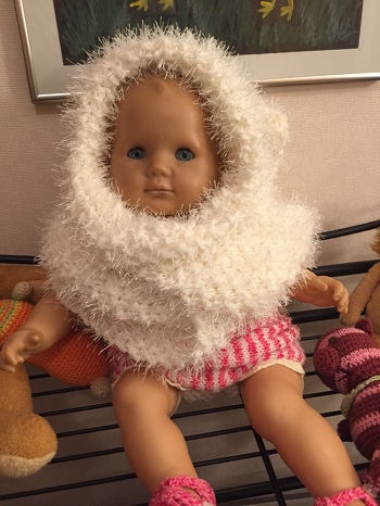 Die Anleitung ist sehr gut und einfach nachzuströmen. Ich habe allerdings die Tindrawolle in weiß nicht bekommen und habe stattdessen Brazilia von Schachenmayr genommen. Das Ergebnis ist gleich schön und die Schalmütze sehr kuschelig und weich. Ich bin sehr zufrieden. 😊