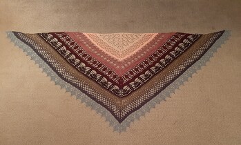 Wunderschönes Tuch - habe es noch etwas erweitert, weil es mir mit der von mir verwendeten Wolle (Baumwolle mit 170 m LL/50g) sonst zu klein gewesen wäre.