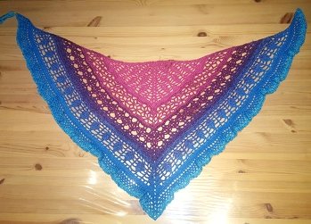 Mein erstes Häkeltuchexemplar! Sieht Klasse aus! Ich hatte es für meine Enkelin etwas kleiner gehäkelt!