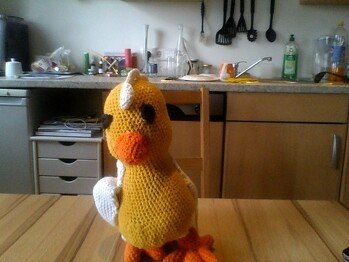 Ich habe vom Set die Henne  für meine Sohn gehäkelt. Er hat sich riesig gefreut. Seit dem darf sie in seinem Bett schlafen.
Die Anleitung ist einfach zum verstehen.