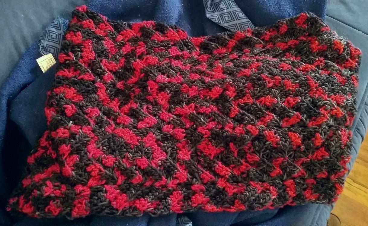 "Anny" gehäkelter Loop mit Zackenmuster / Schal