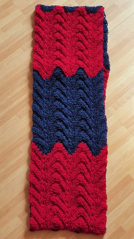 &quot;Anny&quot; gehäkelter Loop mit Zackenmuster / Schal