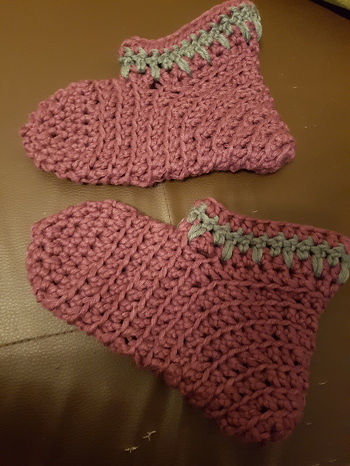 Hier eines von 2 Paaren Kuschelsocken. Myboshi No 1 und NS 7. Geht echt flott, auch wenn die gestoppte Zeit bei mir über 2 Stunden lag ;-)