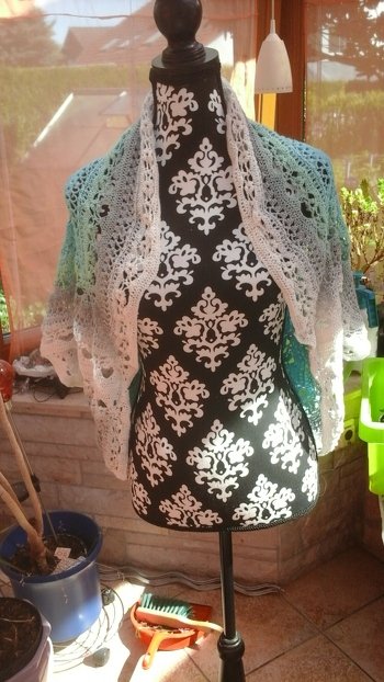 Noch ein bild von vorne , hab 1500ll 3 Fäden verbraucht mit 3,5 gehäkelt.  Hab grosse 36