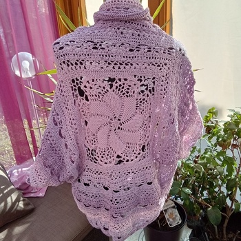 Ein wunderschönes seelenwarmer.  Es waren 1500ll 3 Faden mit 3,5 gehäkelt. Eine tolle Anleitung