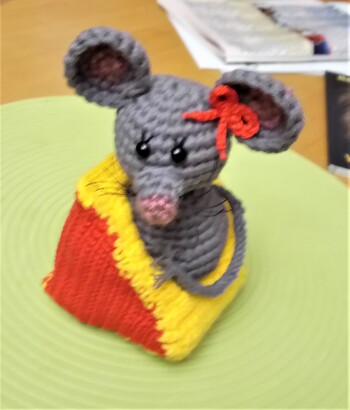 Nicht nur als Mäuse-Maus mit Briefumschlag. Ich habe sie im Käse versteckt, siehe Galerie ;)