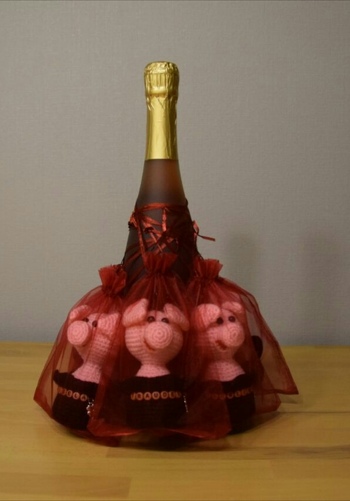 Hat prima geklappt.
Für eine Silvesterparty habe ich acht Stück gemacht, mit Namen und einem Kleeblatt versehen.
Die Ärmchen hab ich weg gelassen, finde sie sehen aber auch so süß aus.
Freu mich schon auf die Gesichter wenn ich die Flasche auf den Tisch stelle ????