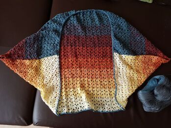 Mit Farbverlaufsgarn gehäkelt, 4fädig (Oase der Morgensonne von Lady Dee's Traumgarne), 290g Verbrauch für 62cm Rückenlänge. Spaßfaktor: sehr hoch!