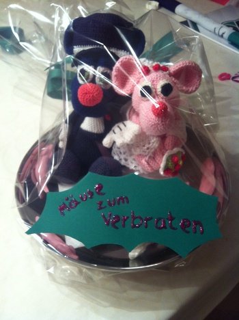 Die beiden Mäuse haben wir natürlich nicht einfach so verschenkt. Frei nach dem Motto "Mäuse zum Verbraten", wurde das Paar in eine Bratpfanne gesetzt.