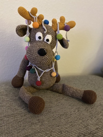 Danke für diese Anleitung @WolleWahn! 👍🏻👍🏻 er lässt sich auch super neu „einkleiden“ … Super süß auch mit der Lichterkette (mein letztes Festtags-Outfit) 😉