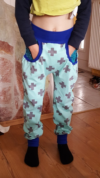 Super Anleitung meine Kids lieben sie.
Gestern etwas getüftelt und eine aufgesetzte Tasche gemacht. Wünschte sich mein ältester 