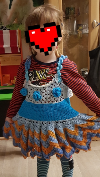 Das Kleid zu häkeln hat sehr viel Spaß gemacht und meiner Kleinen gefällt es super gerade, wei es auch richtig schön schwingt. Leider war der Versuch einer Kontaktaufnahme erfolglos, ich habe es dann anders gehäkelt. Schade. Wäre schön gewesen, wenn die Verfasserin geantwortet hätte. Trotzdem ein tolles Kleid!