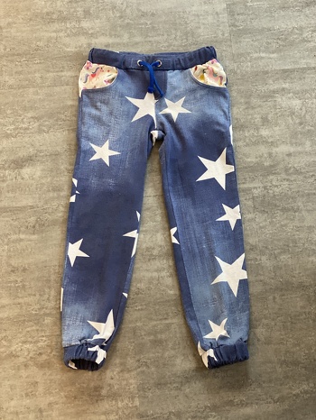 Die BasicHose in Größe 128 mit einer länge von 122, wobei ich das Gefühl habe, dass sie viel zu lang ist. Ich hab im Bund noch Ösen befestigt und eine Flachkordel mit eingezogen und beim Beinabschluss hab ich auch noch einen Gummibundabschluss gemacht, da hätte ich die Hose natürlich vorher kürzen müssen, hab ich aber irgendwie nicht dran gedacht, jetzt passt sie vielleicht etwas länger.