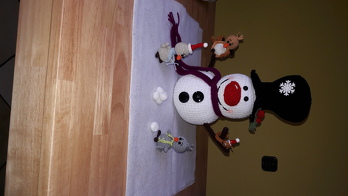 Tolle Anleitung. Hat wahnsinnig viel Spaß gemacht, war sehr gut nachzuarbeiten. Gab keine Probleme, nur die Zeit hatte ich für die kleinen Teile unterschätzt. War Weihnachtsgeschenk und musste dann etwas abkürzen...Schneebälle waren dann nur kleine Pompons....