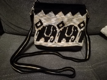 Ich habe die Tasche mit dünnerem Baumwollgarn (125m/50g) und 2,5/2mm Nadeln gehäkelt, so wurde sie etwas kleiner. (Mein reissverschluss hat 20 cm länge)
Klasse Anleitung! Tolles Ergebnis! (Finde ich)
Am Freitag wird sie verschenkt, auch wenn ich sie gerne behalten würde :D