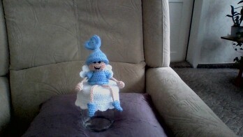 Das Wichtelchen hat sich sehr gut häkeln lassen, der Dekobezug sieht auch sehr niedlich aus. Ich habe schon den 2. in Arbeit, in rosa. Danke für die gute Anleitung