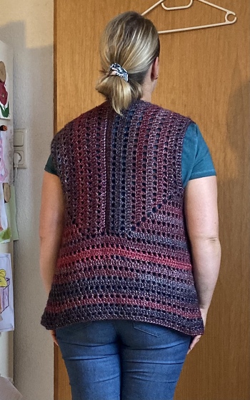 Sehr gute und schnelle Anleitung. habe 8 Knäuel pro Lana Bergamo Nr. 86 verhäkelt für Gr. 44.
Vorne habe ich Stäbchenreihen angesetzt.
Bei mir muss eine Weste zu gehen:-)
Wird per Knopf geschlossen