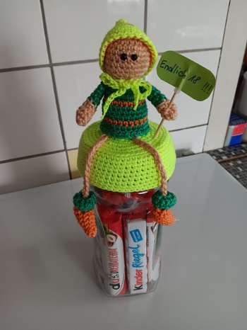 Durch die gut erklärte Anleitung war es recht leicht, das Wichtelchen zu häkeln. Die Ballons habe ich weggelassen und beim Deckelbezug noch 2 Reihen zusätzlich gehäkelt um die Größe anzupassen....