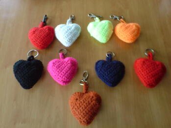 Viele Herzen habe ich als Weihnachtsgeschenk an Flaschen gehäkelt. Das schönste Herz (Deutschland mit weißer Umrandung) hat sich mein Mann gewünscht. Es war unterm Weihnachtsbaum!!!!! Vielen Dank für die tolle Anleitung! Liebe Grüße, Kitty