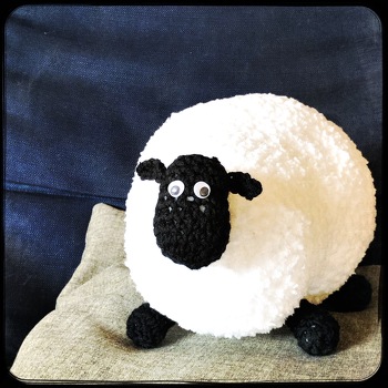 Den Körper und das Schwänzchen meiner Shirley habe ich frei gehäkelt. Mit der Flauschwolle war mir das mit den Häkelnoppen zu kompliziert, da die einzelnen Maschen nicht gut zu erkennen sind... Mit normaler Wolle wäre aber auch die Häkelnoppenvariante von der Anleitung einfach umzusetzen!