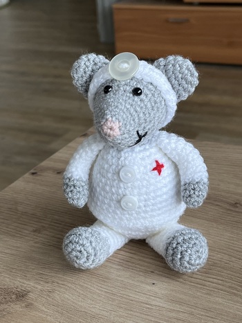 Super tolle ausführliche Anleitungen und die kleine Mäuseärztin ist einfach nur entzückend geworden