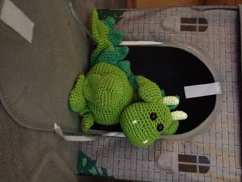 Hier ist mein Lieblingsstück. Gefährlicher Drache mit liebevollen Blick.
Die Anleitung war gut beschrieben und es war sogar für Anfänger wie mich nicht zu schwierig.