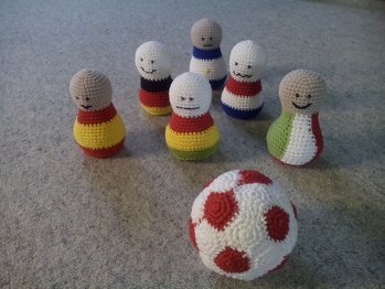 Habe ich diesen Wochenend gehäkelt. Der Ball ist Rot/Weiss dann ist Dänemark auch irgendwie dabei beim WM :)