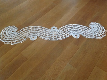 Dieser tolle Läufer ziert nun meinen Tisch.
Danke an die Autorin