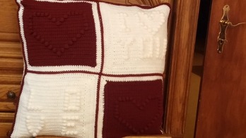 Dieses Kissen zu häkeln hat echt Spaß gemacht, und es kam als Geschenk supergut an.