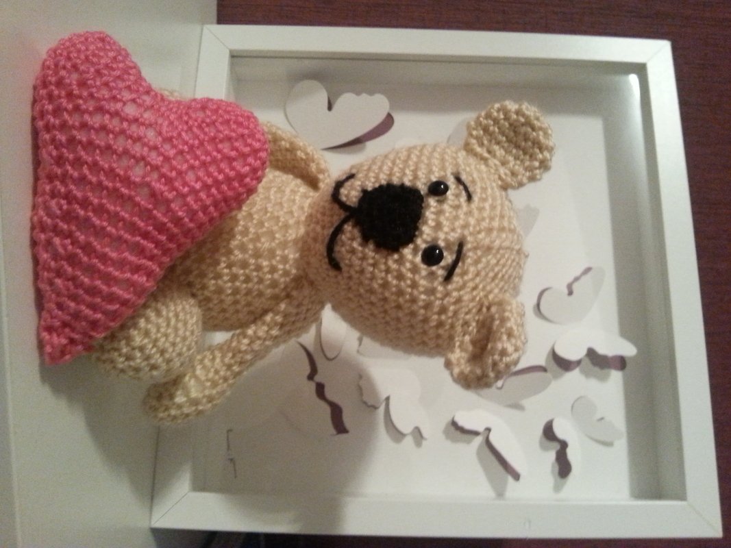 Häkelanleitung - Bärchen Finn mit Herz als Liebesbote