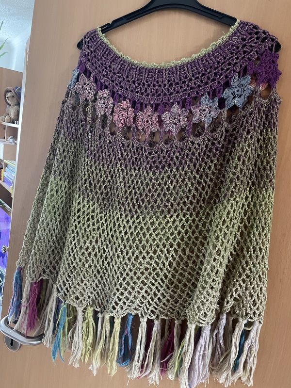     Ponco, Schulterwärmer, zarter Sommerponco „Emilia“