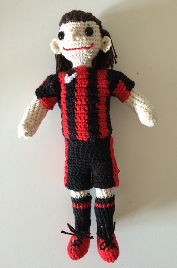 Anleitung ist super gut erklärt, nur bei den Ohren hatte ich zunächst Probleme. Dafür habe ich meinem "Alex Meier" noch eine Nase gearbeitet!