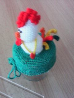 Der stolze Gockel auf dem Bonbonglas ist nun auch fertig. Hat sich sehr gut häkeln lassen.