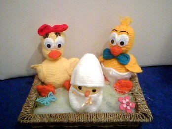 Habe die Entenbande jetzt fertig, habe noch ein kleines Küken, das gerade schlüpfen will, dazu gehäkelt-