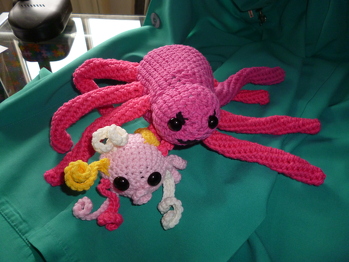 Eine kleine Freundin hat sich die Spinne in rosa gewünscht, und sie ist einfach toll geworden. Auch das kleine Exemplar ist ganz niedlich. Vor allen Dingen weil ich ihr verschiedenfarbige Beinchen gemacht habe.