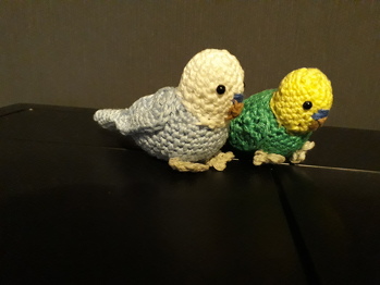 Das ist meine erste Häkelarbeit überhaupt. Die Maschen habe ich mir durch Internetvideos beigebracht. Die Anleitung war auch für mich, als blutigen Anfänger gut zu verstehen. Die Vögelchen sind ein Muttertagsgeschenk.