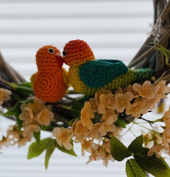 Ich habe sie farblich abgewandelt und etwas größer gehäkelt, bei mir sind es Unzertrennliche geworden